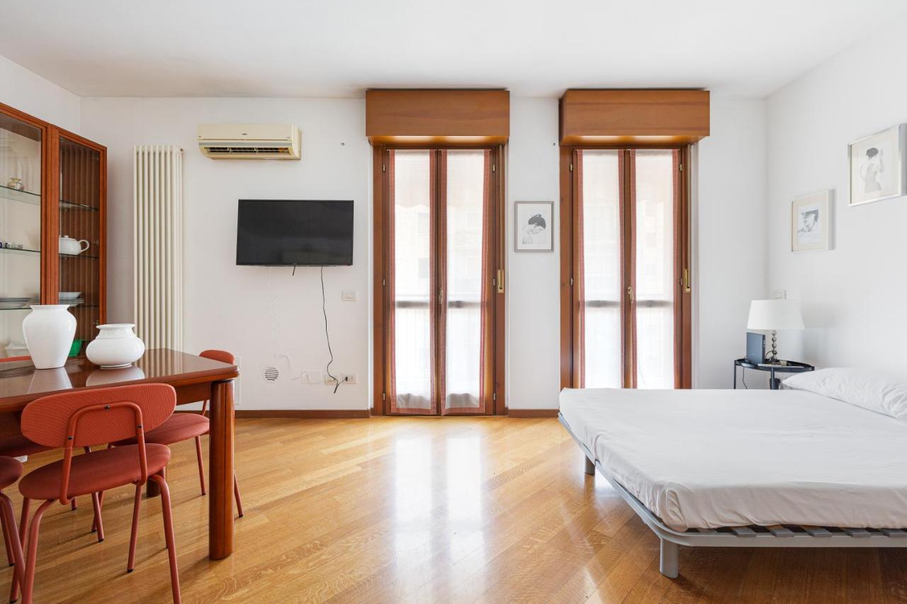 Cosy Studio With Balcony & Private Garage Milán Exterior foto