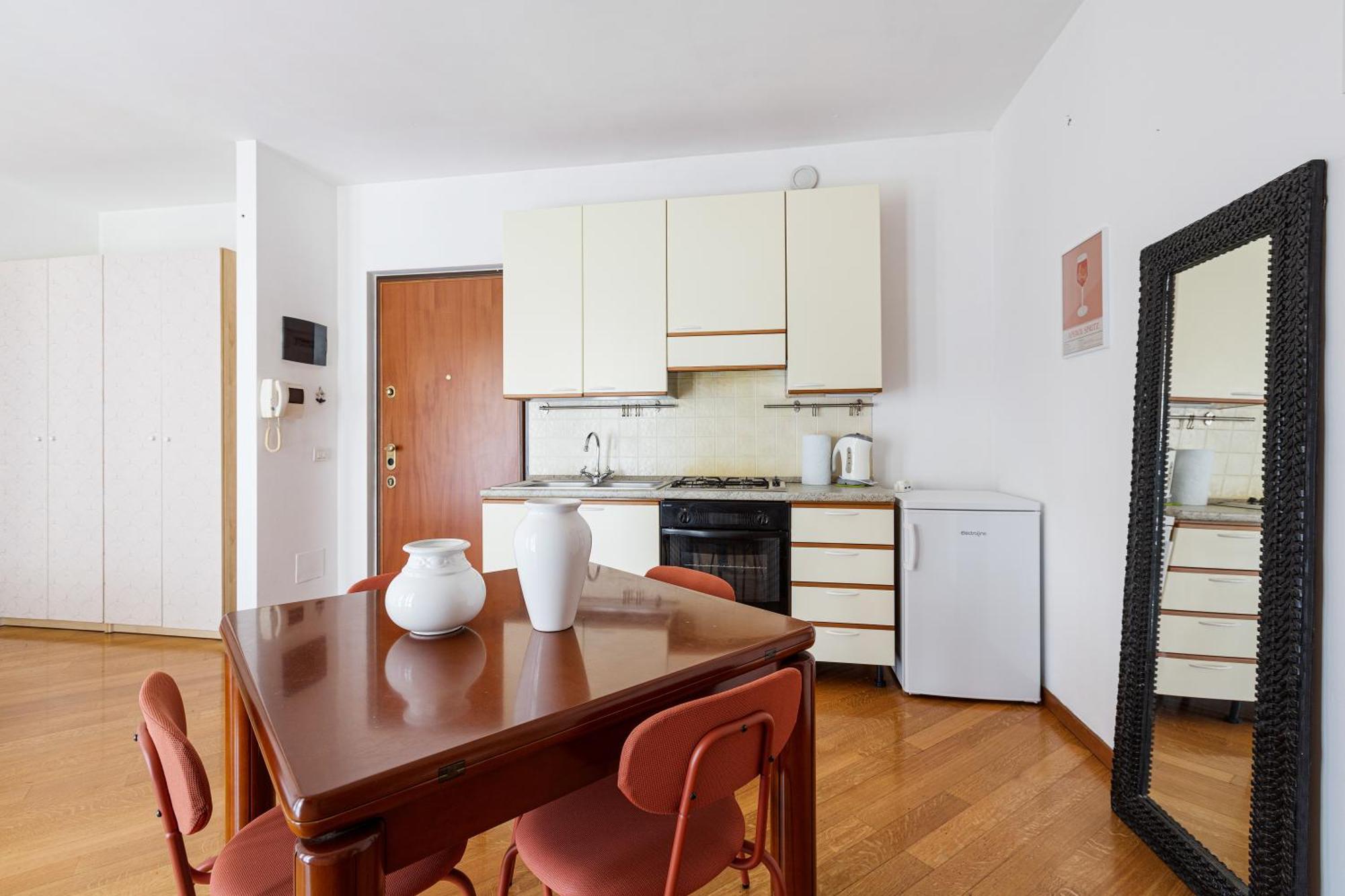 Cosy Studio With Balcony & Private Garage Milán Exterior foto